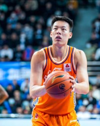 玩法-1个板都抢不到！2米06大个子22分钟0板，郭士强当初看中他什么？