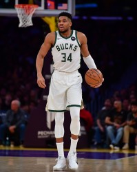 玩法-真带不动！字母哥被迫三节打卡 22分钟砍下21分5板2断